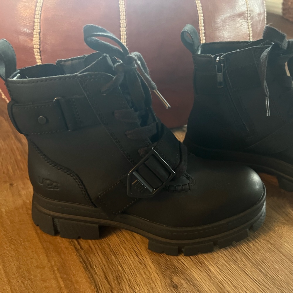 NWOT UGG Ashton Lace Up Boots